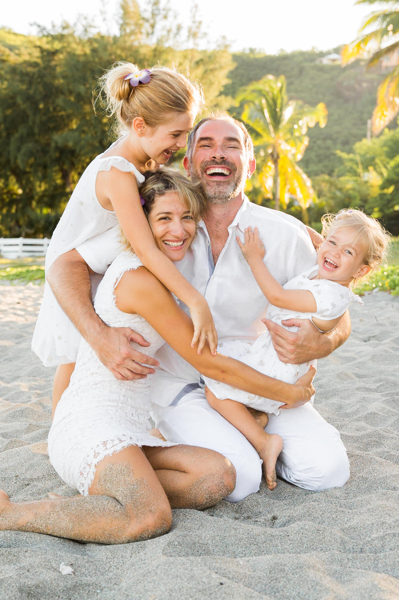 Un photo de famille heureuse sur une plage de la Réunion par la photographe de famille Fanny Tiara