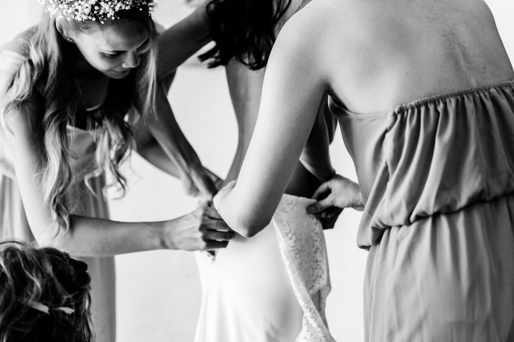 Quand la mariée enfile sa robe avec l'aide de ses amies