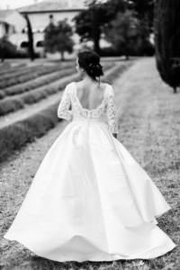 Une splendide mariée, robe au vent, aux domaines de patras dans la drome provençale