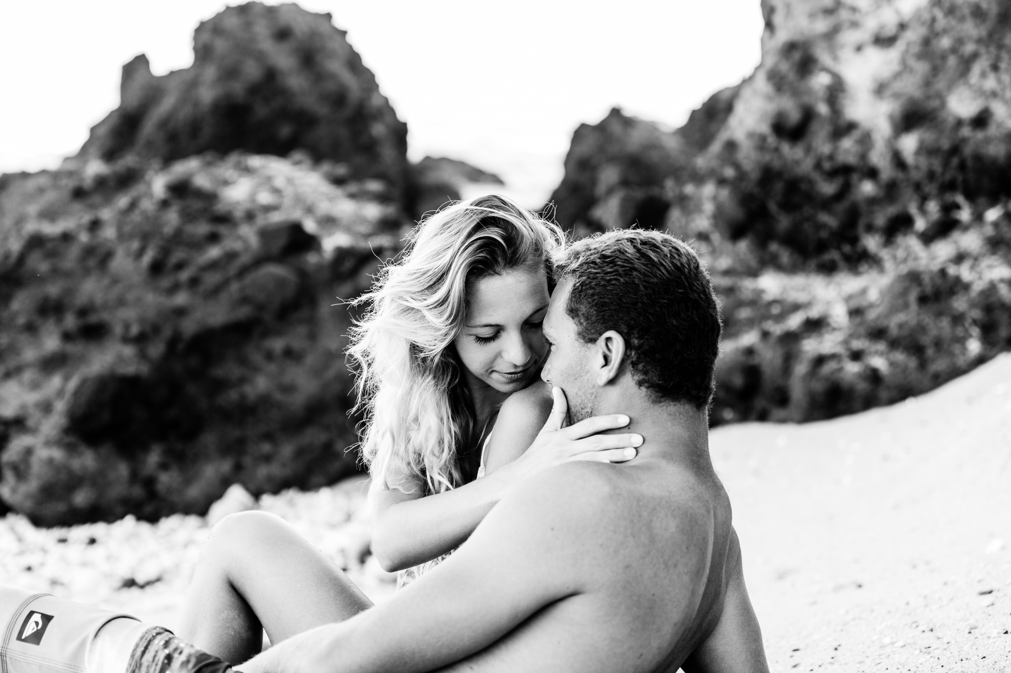 Un couple qui pose devant un photographe professionnel sur l'île de la Réunion