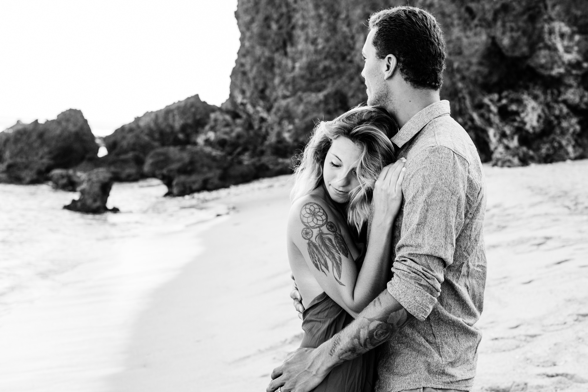 Un couple qui s'enlace sur une plage de l'île de la Réunion lors de leur séance photo professionnelle
