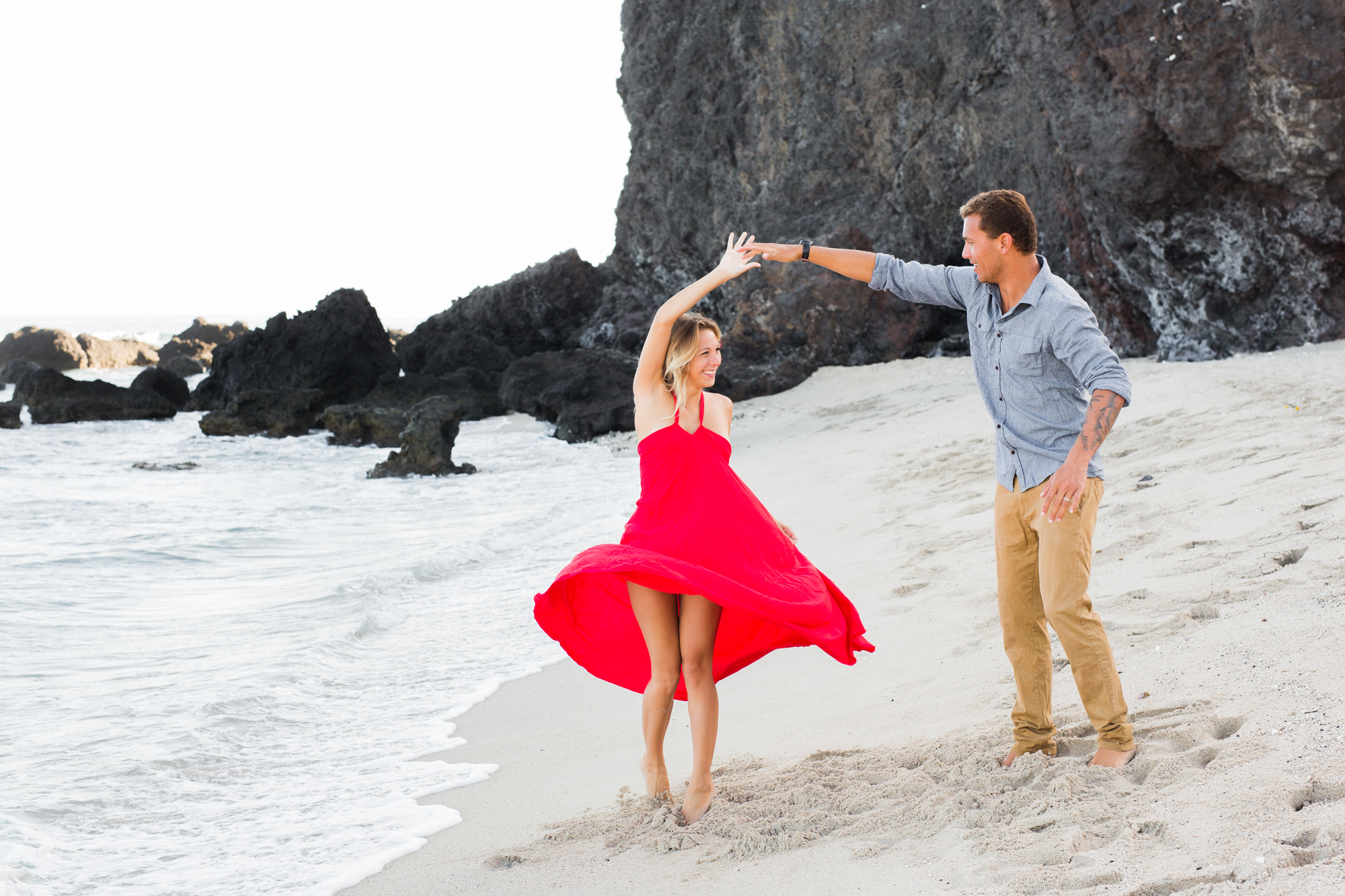 Un couple qui s'amuse sur une plage de l'île de la Réunion lors de leur séance photo
