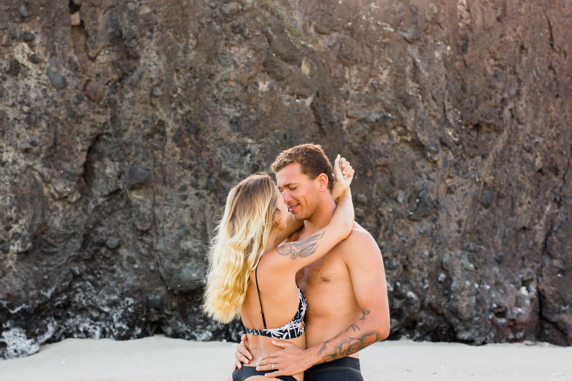 Un couple qui s'embrasse sur une plage de l'île de la Réunion lors de leur séance photo