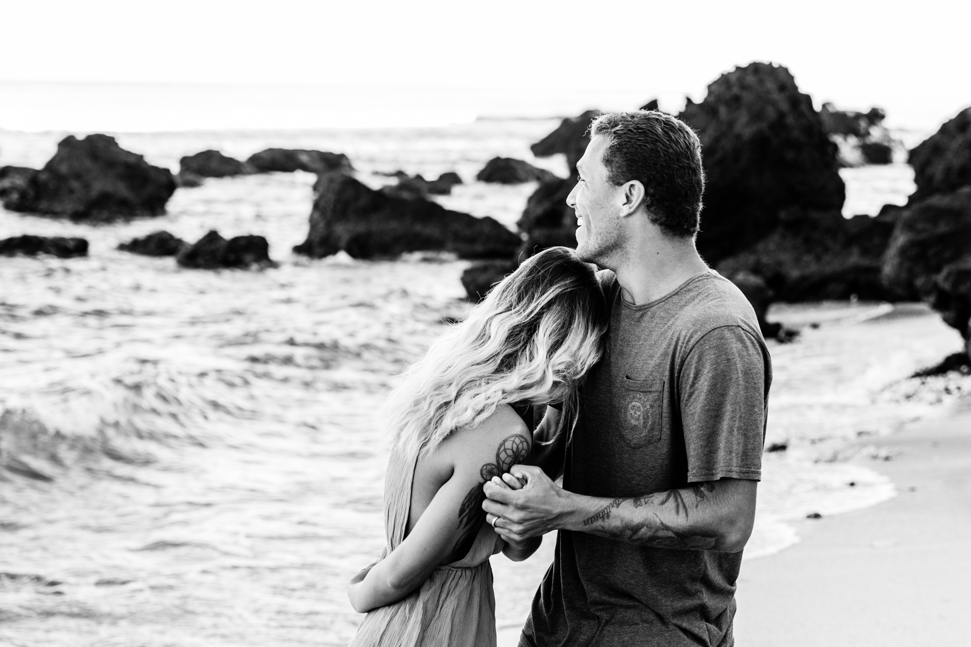 Un couple qui pose devant un photographe professionnel sur une plage de l'île de la Réunion