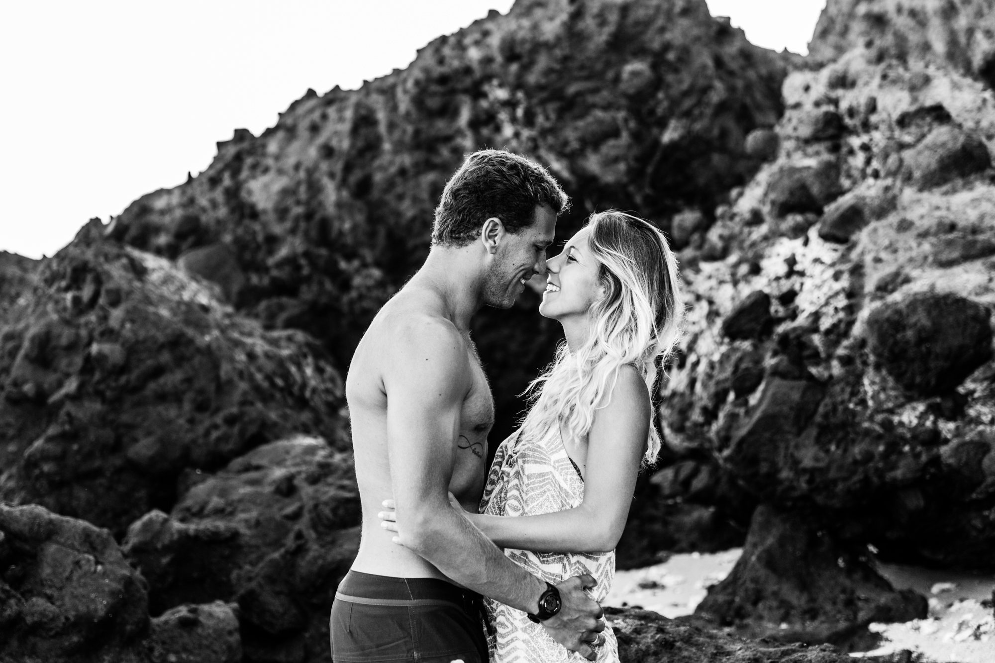 Un couple qui pose devant un photographe professionnel sur l'île de la Réunion