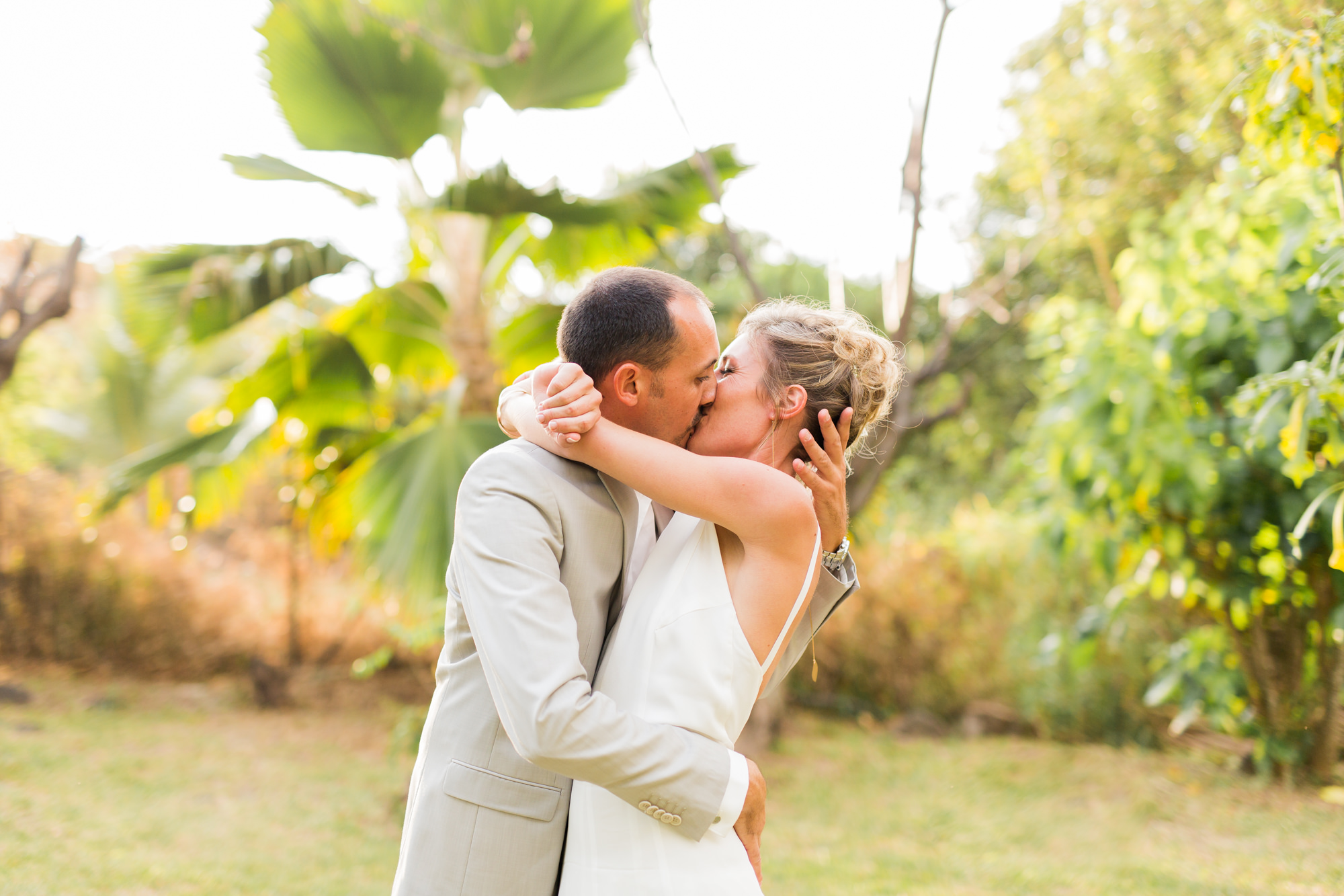 un couple qui s'embrasse durant un mariage à la réunion