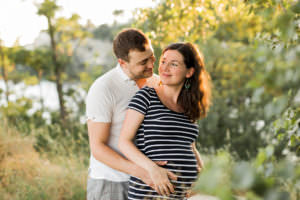 un couple de futurs parents rayonnant