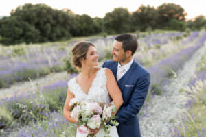 photo de couple au coeur d'un champs de lavande en provence