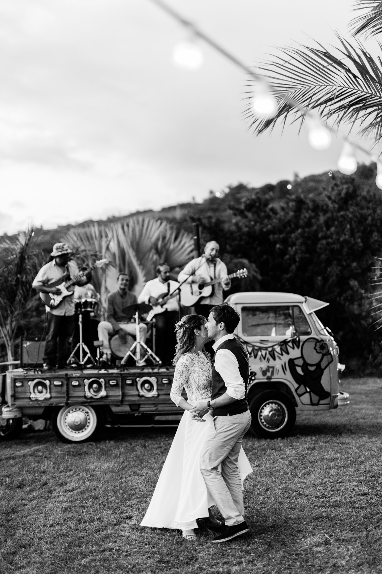 Photo d'un couple qui danse lors d'un mariage au jardin d'Ama à la Réunion