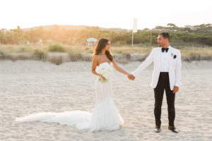 Photo de couple lors d'un mariage sur la plage du nikki beach à ramatuelle proche de saint tropez