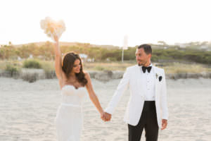un couple de marié sur la plage de ramatuelle proche de saint tropez