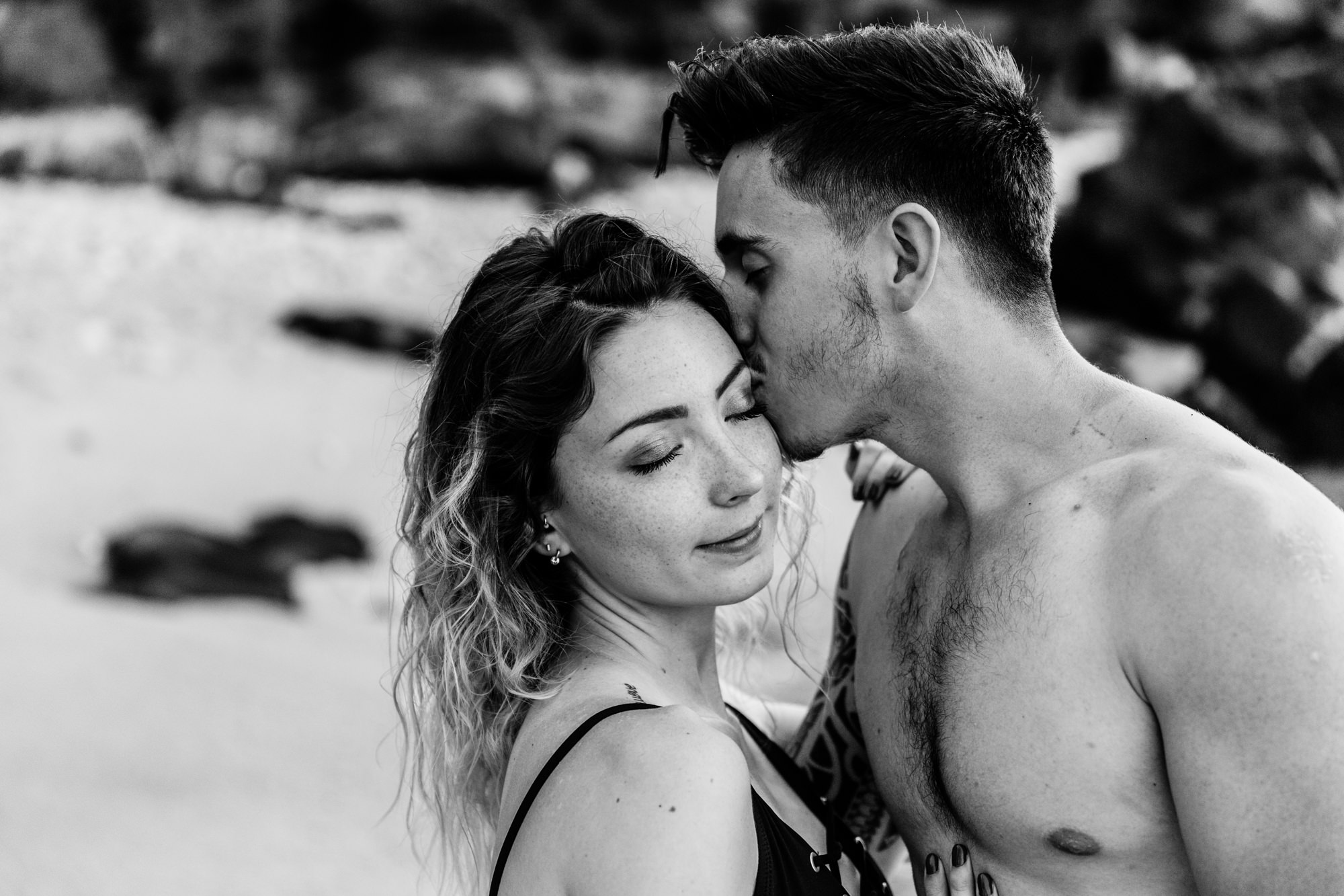 Un couple qui s'embrasse à la Réunion