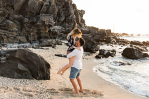 une séance photo entre amoureux sur une plage de saint gilles les bains