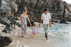 une séance grossesse et famille sur la plage