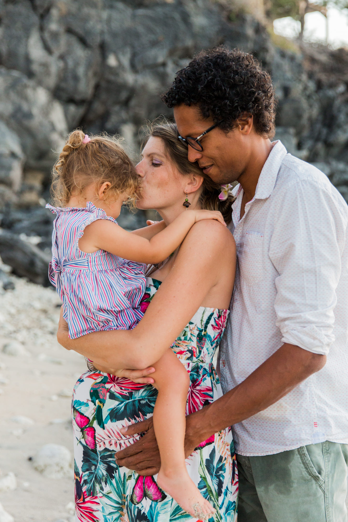 Une famille sur la plage de saint gilles les bains à la Réunion