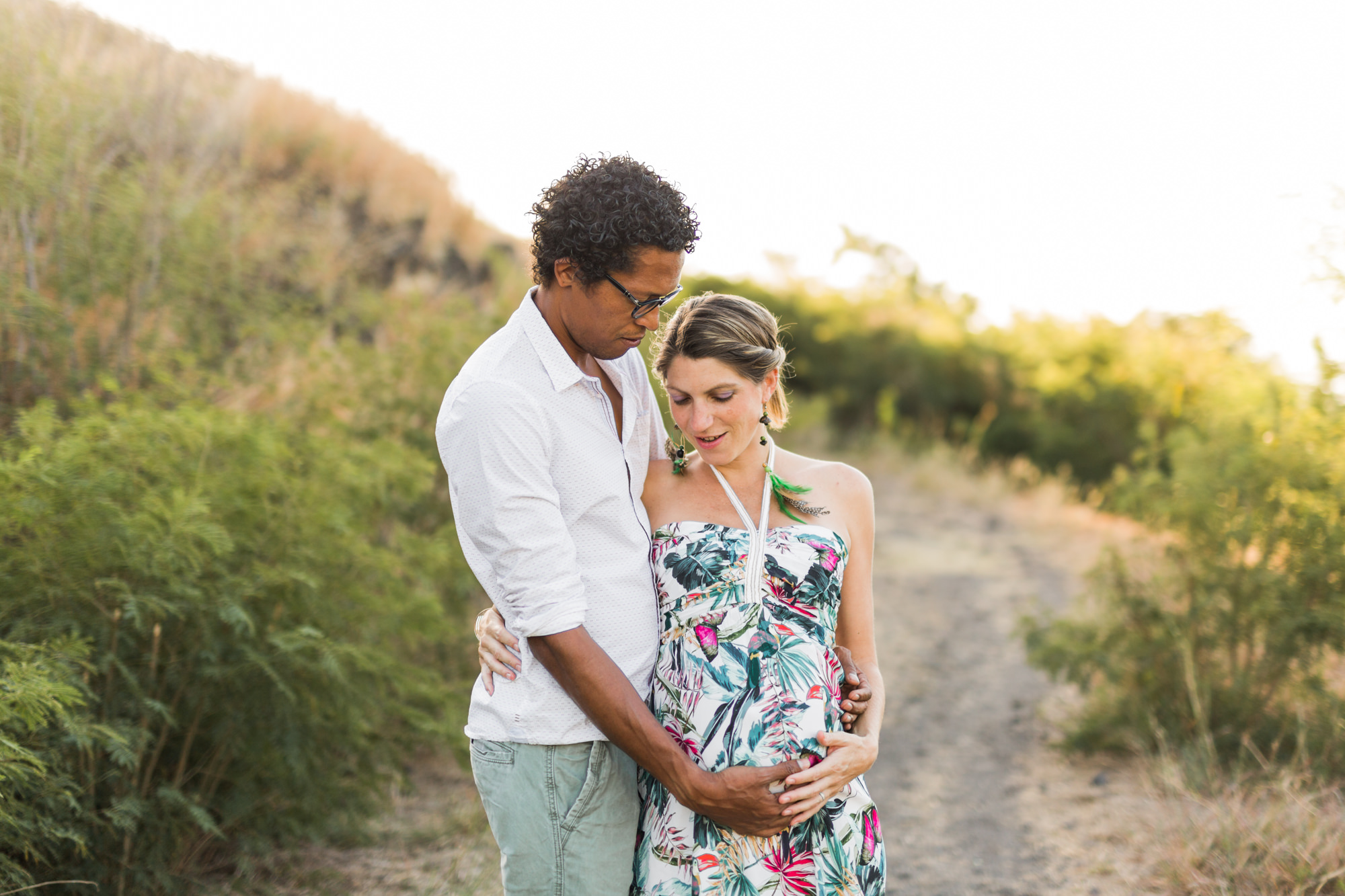 Futurs parents immortalisés par une photographe de grossesse professionnelle de la Réunion