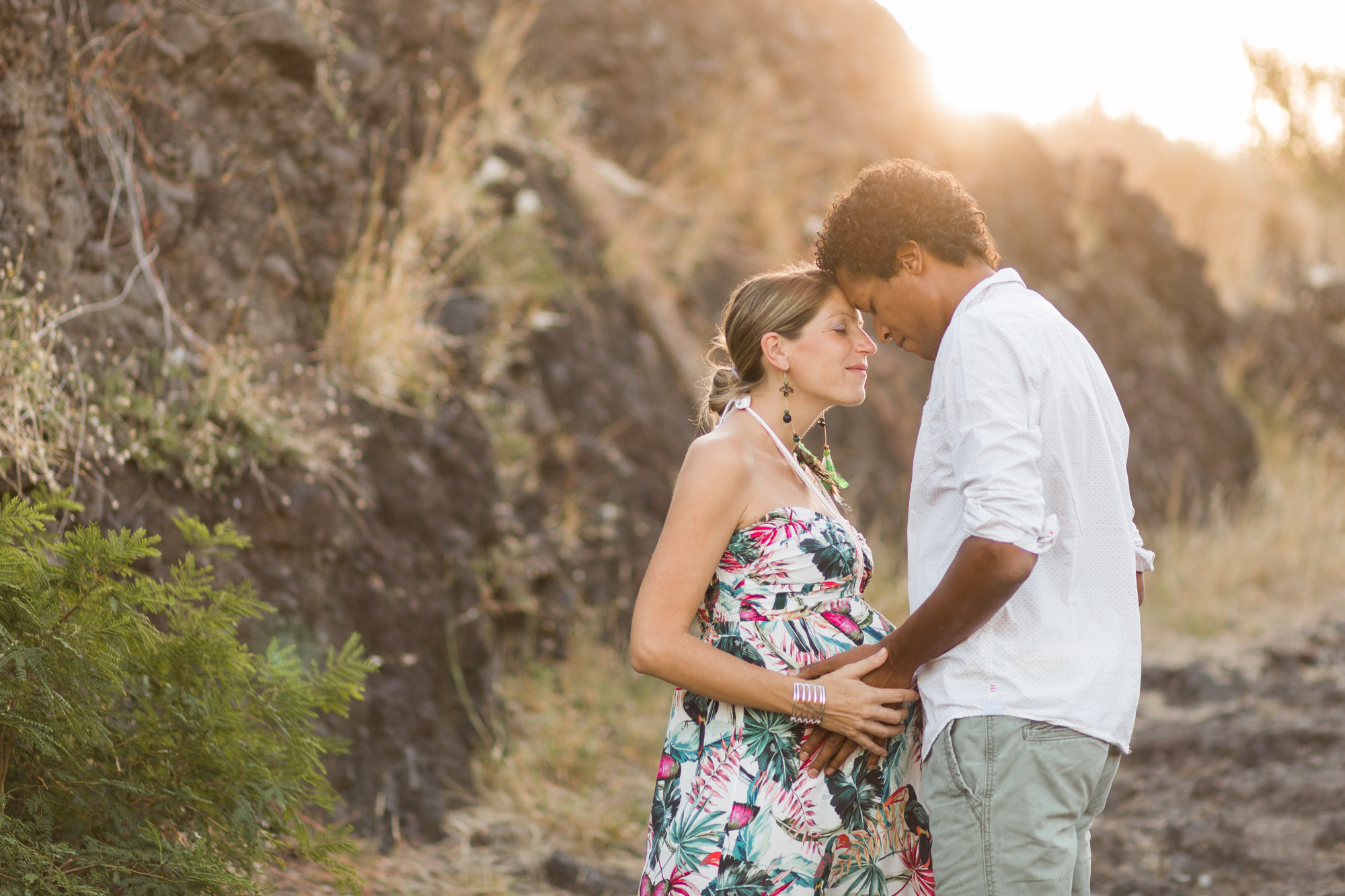 Une séance photo à la plage par une photographe de grossesse professionnelle de la Réunion