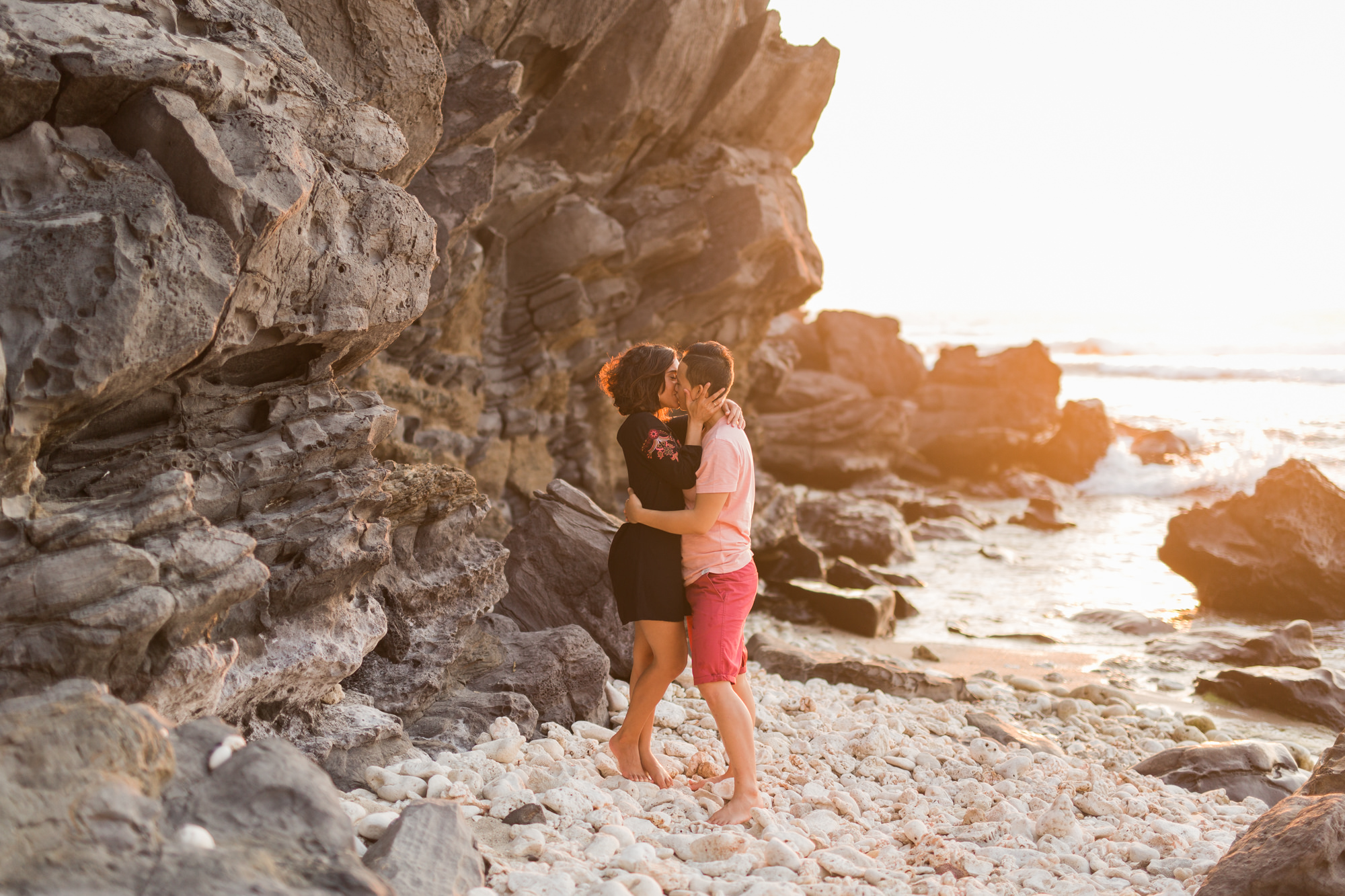 Un couple de filles sur une plage de l'ile de la Réunion