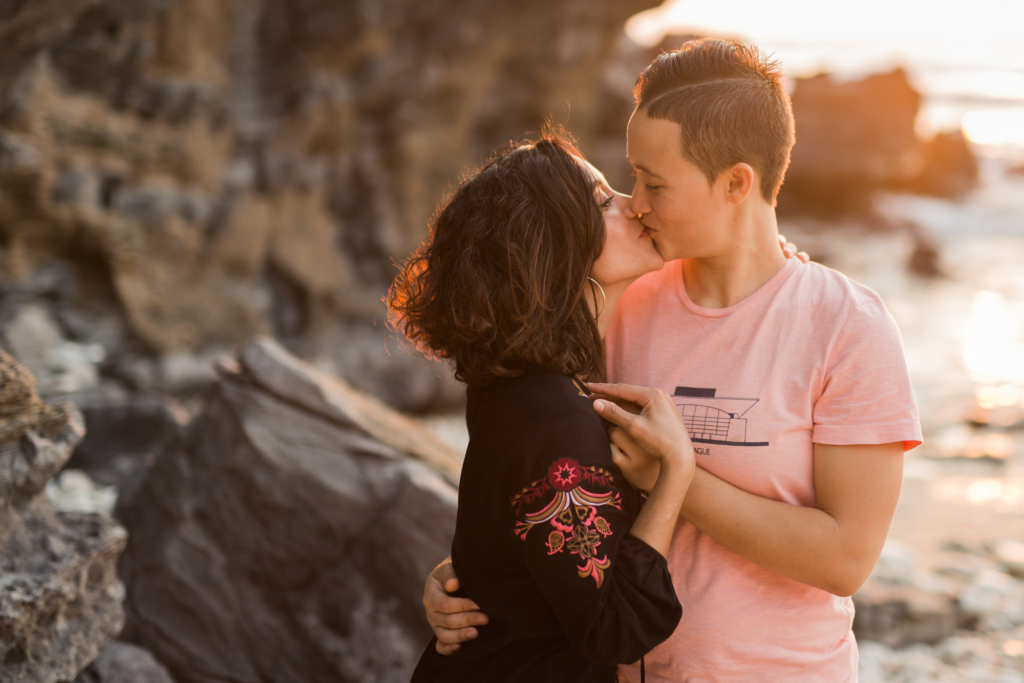 Un couple gay qui s'embrasse lors d'une séance engagement