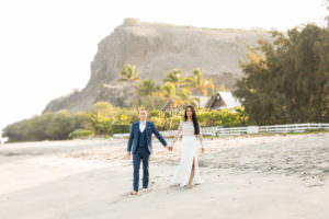 Un couple de marié lors de leur day after sur la plage à la Réunion
