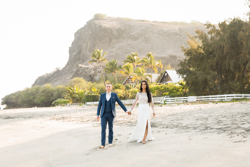 Un couple de marié lors de leur day after sur la plage à la Réunion