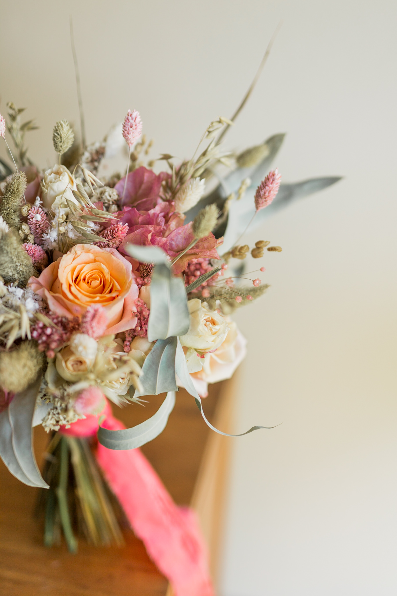 Un bouquet de mariage champêtre chic de fleurs séchées