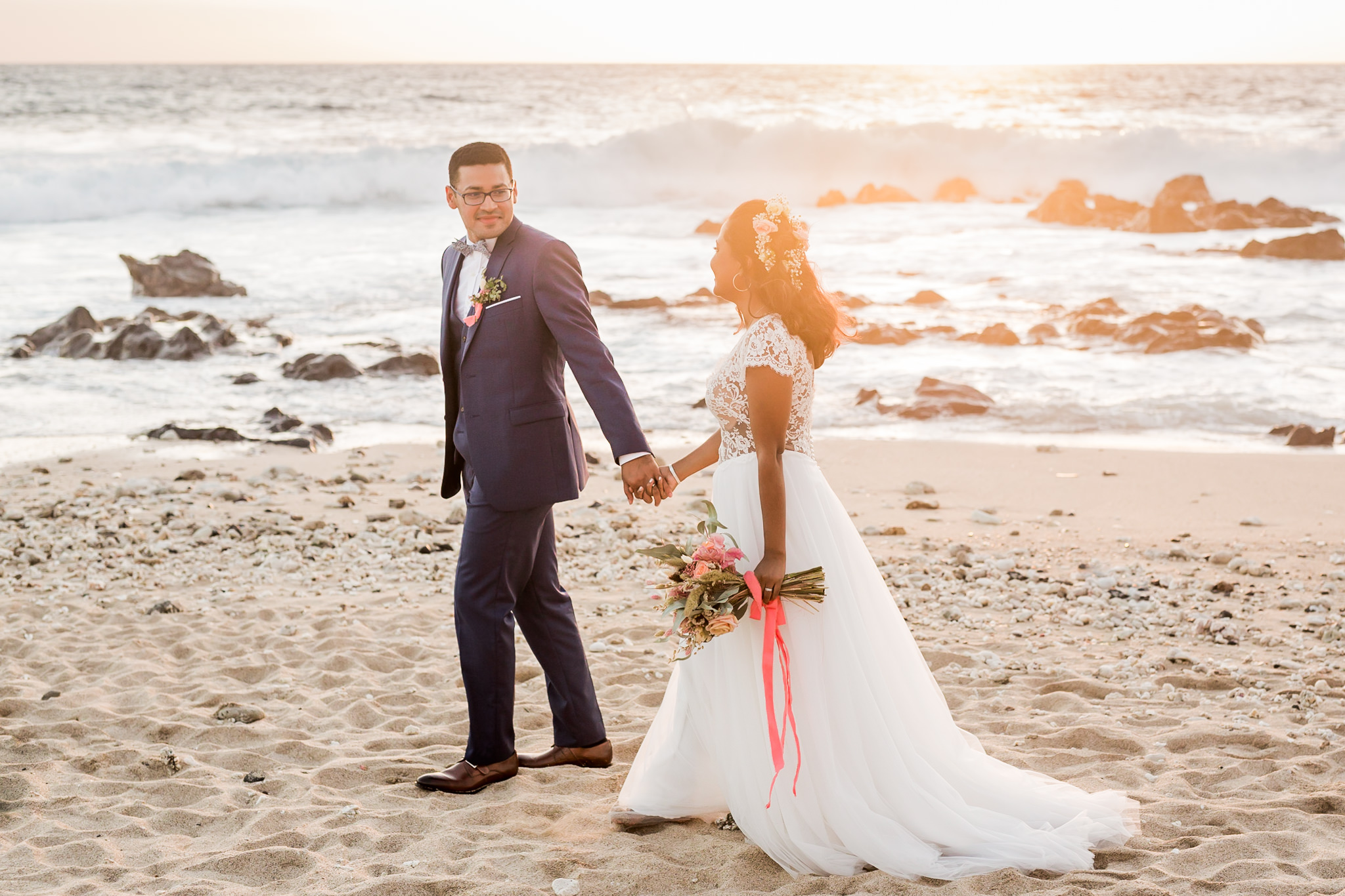 Des mariés durant leur séance de couple sur la plage le jour de leur mariage à la Reunion
