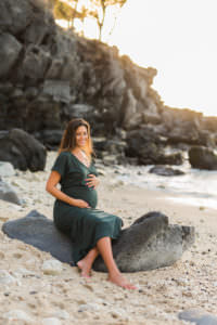 Une femme enceinte sur la plage lors de son shooting grossesse