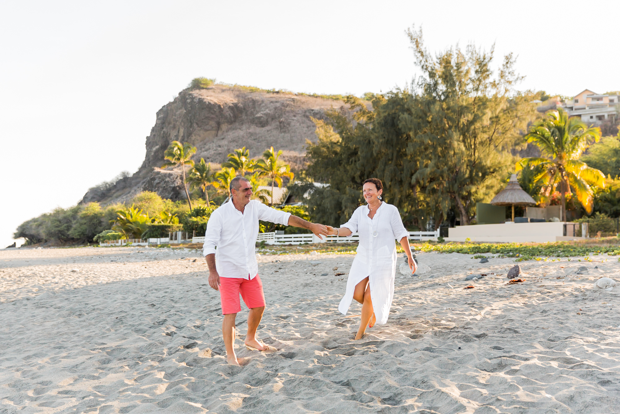 Un couple de grands-parents qui danse sur une plage de la Réunion