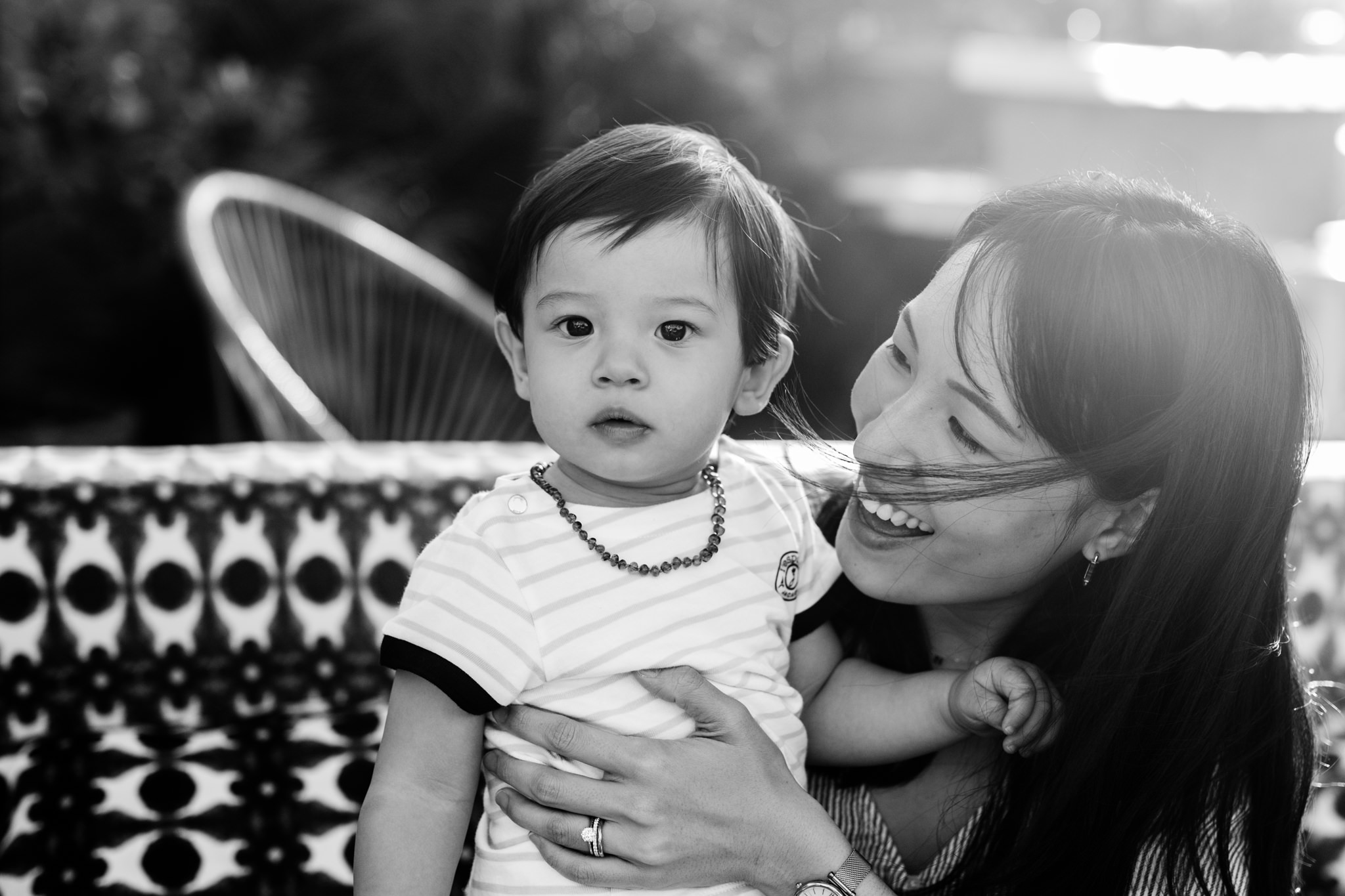 Un bébé et sa maman lors d'un shooting famille par la photographe professionnelle Fanny Tiara
