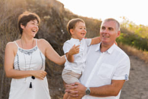 Une famille qui s'amuse lors d'une séance photo à la Réunion
