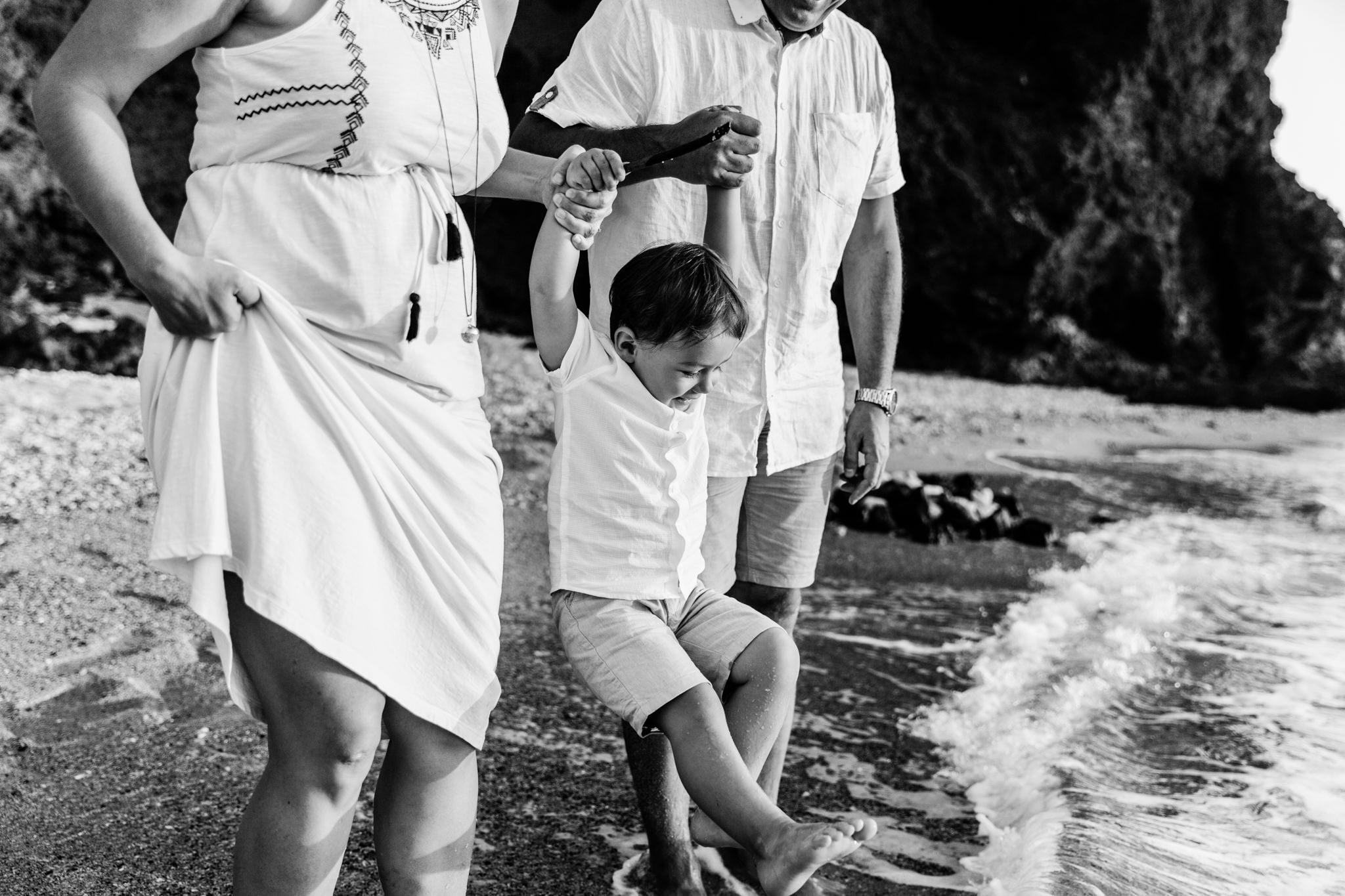 Une séance famille par un photographe professionnel sur une plage de l'île de la Réunion