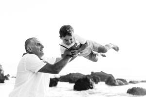 Un enfant qui s'amuse avec son papa lors d'une photo
