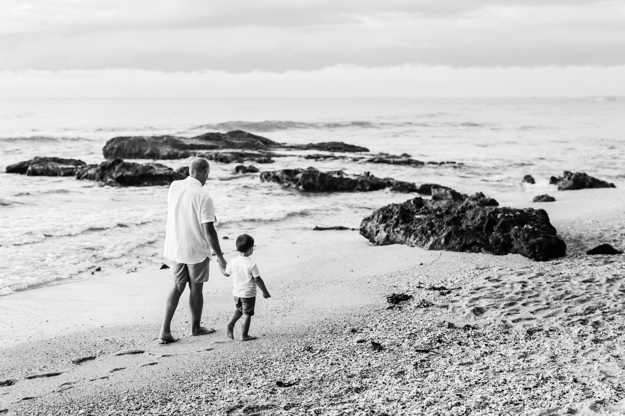Un enfant et son papa qui se promène sur une plage de l'île de la Réunion lors d'une séance famille