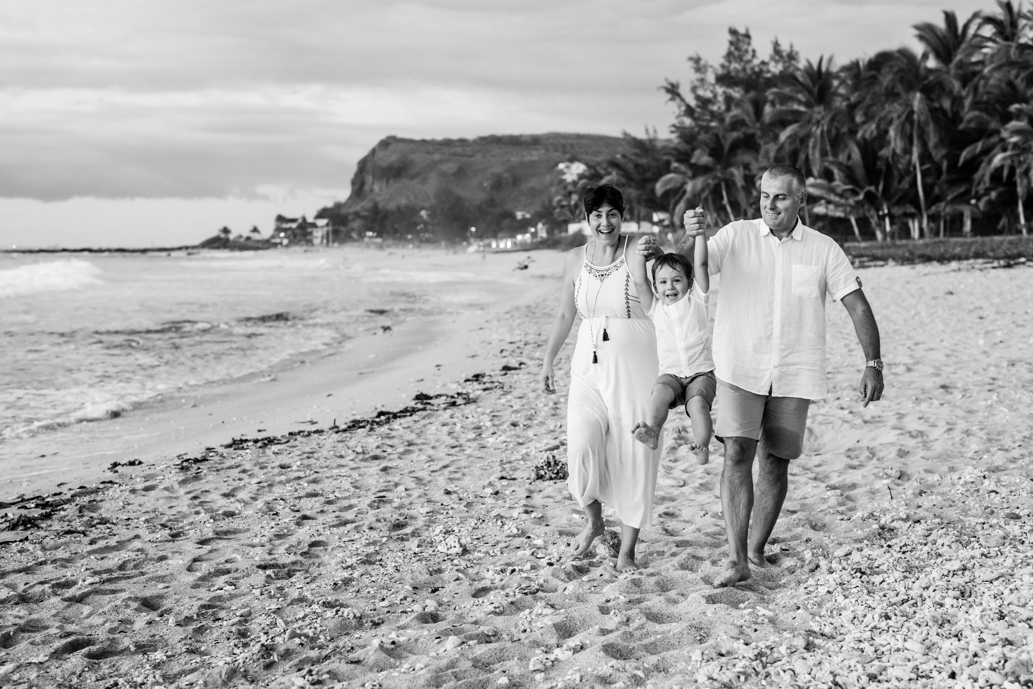 Une photo en noir et blanc d'une séance famille sur la plage lors de vacances sur l'île de la Réunion