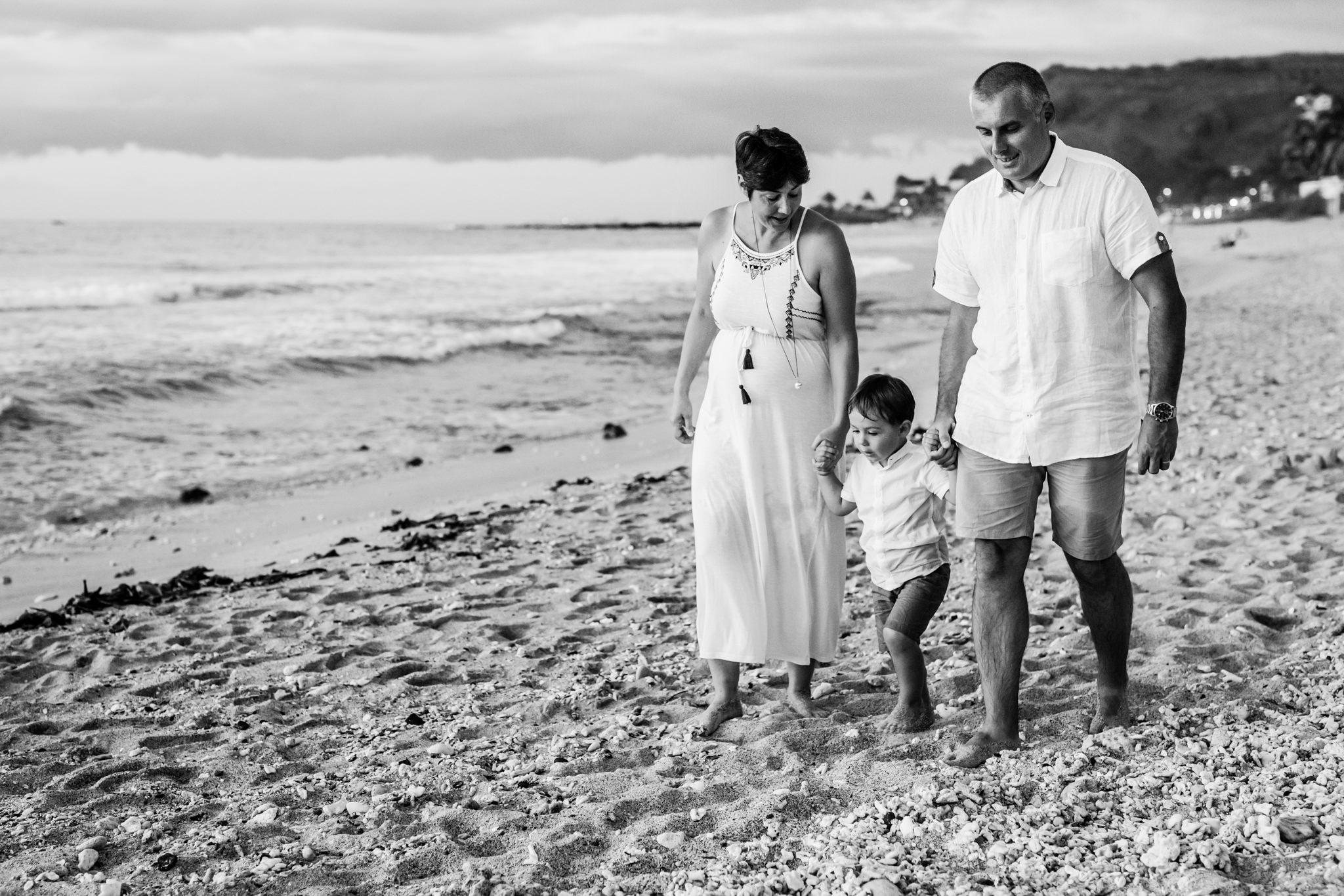 Une séance famille sur une plage de la Réunion à Saint Gilles