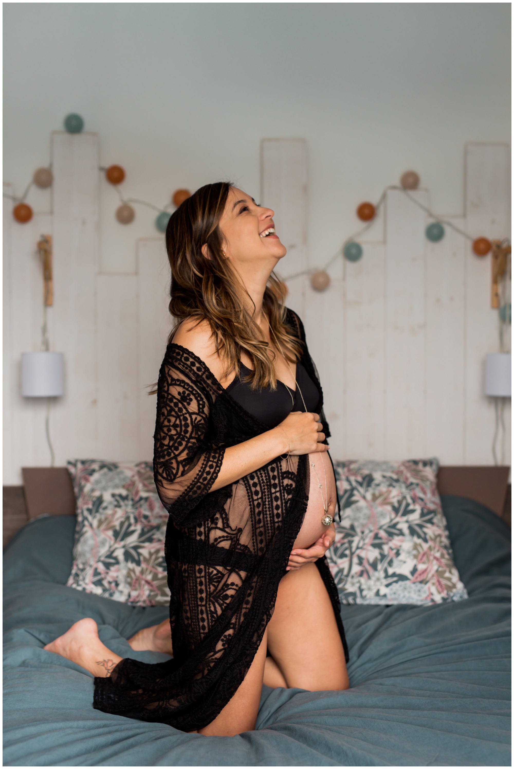 Une femme enceinte épanouie lors d'une séance grossesse à domicile