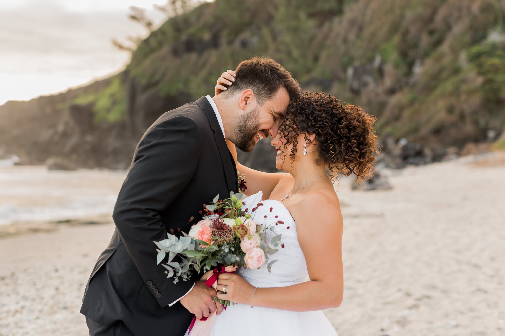 Un couple amoureux lors de leur mariage sur la plage de grande anse