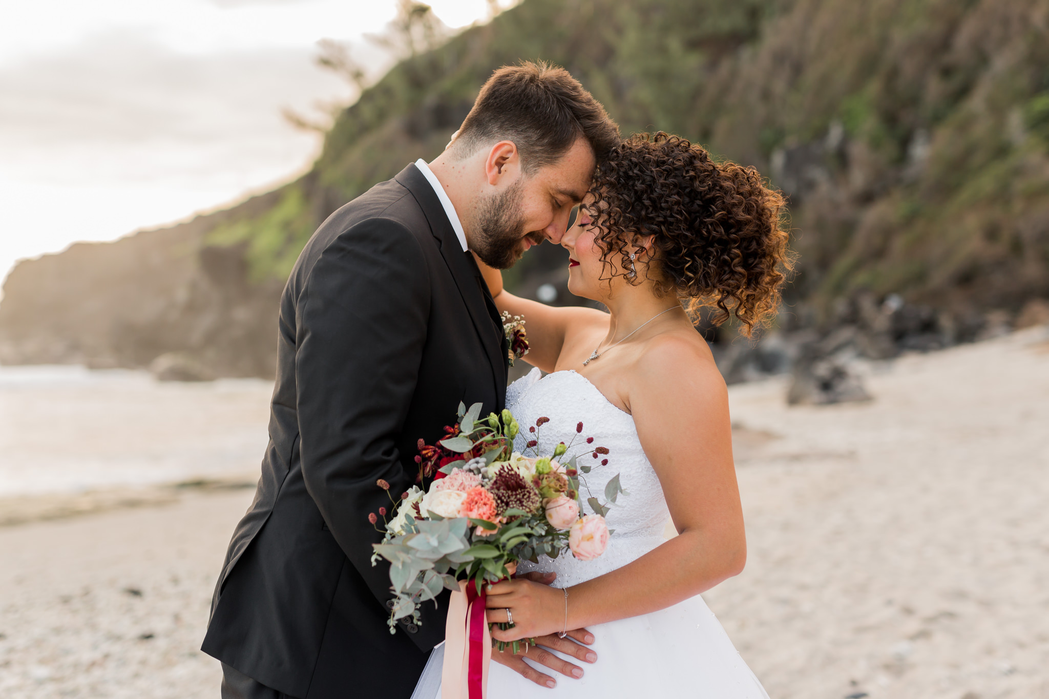 Un couple amoureux lors de leur mariage sur la plage de grande anse à la Réunion par la photographe Fanny Tiara