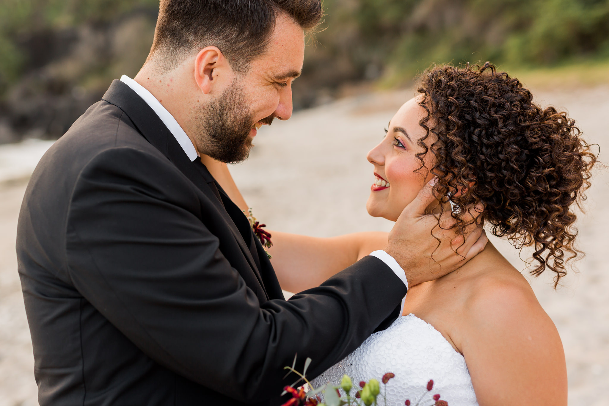 Un couple amoureux lors de leur mariage sur la plage de grande anse à la Réunion par la photographe Fanny Tiara