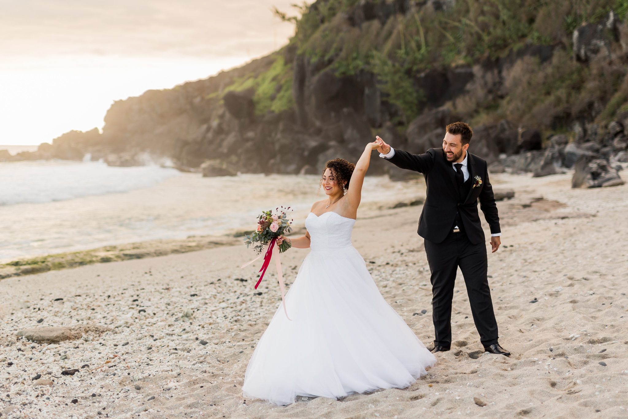 Un couple amoureux lors de leur mariage sur la plage de grande anse à la Réunion
