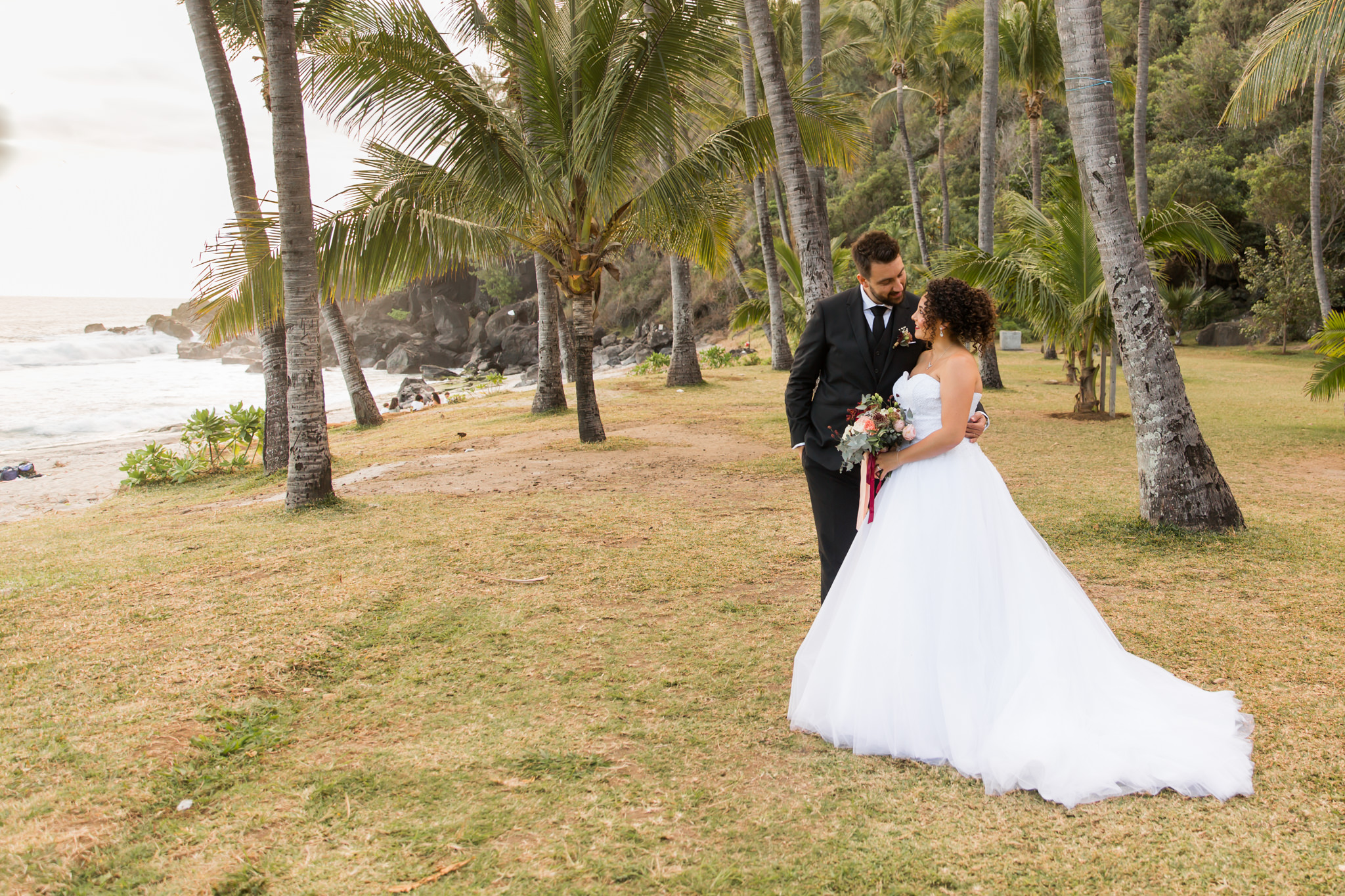 Photo de couple lors de leur mariage à la plage de grande anse