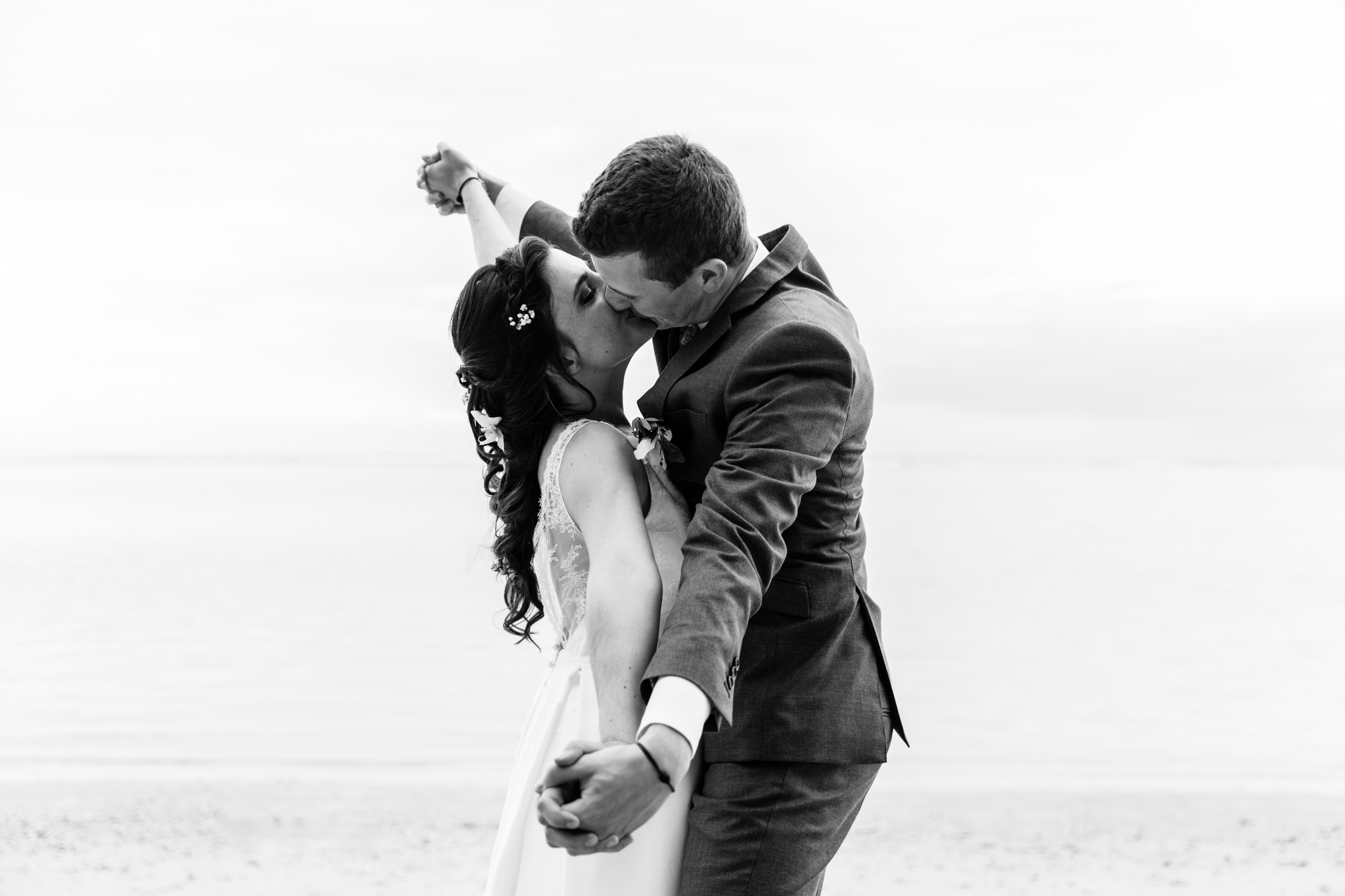 Photo de couple lors d'un mariage écoresponsable sur la plage Lux de Saint-Gilles de la Réunion