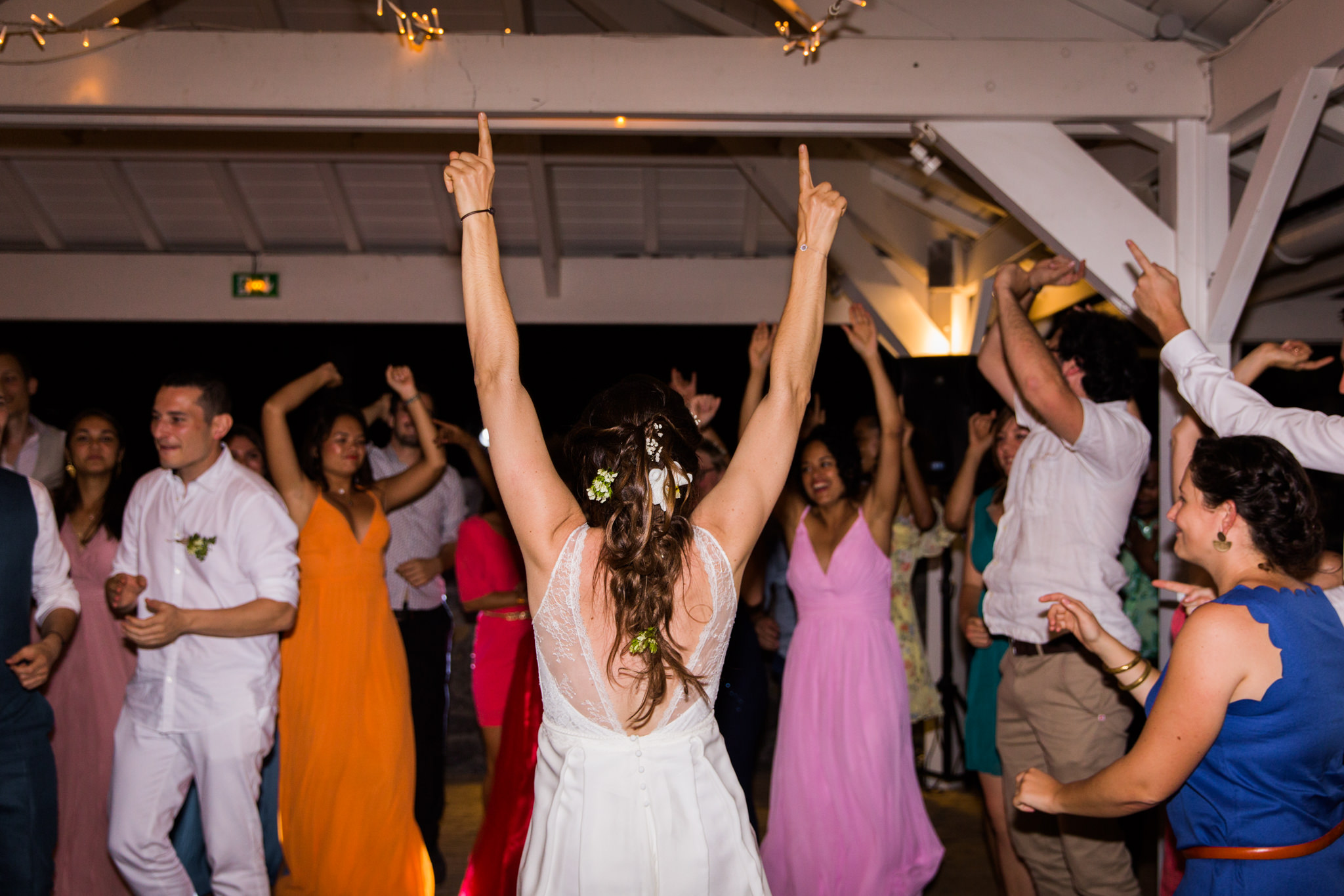 Dancefloor endiablé lors d'un mariage écoresponsable au lux de Saint-Gilles de la Réunion