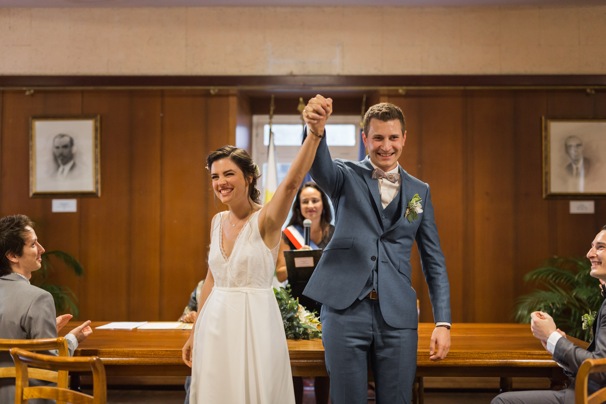 Un couple de marié heureux à la mairie de Saint Paul de la Réunion