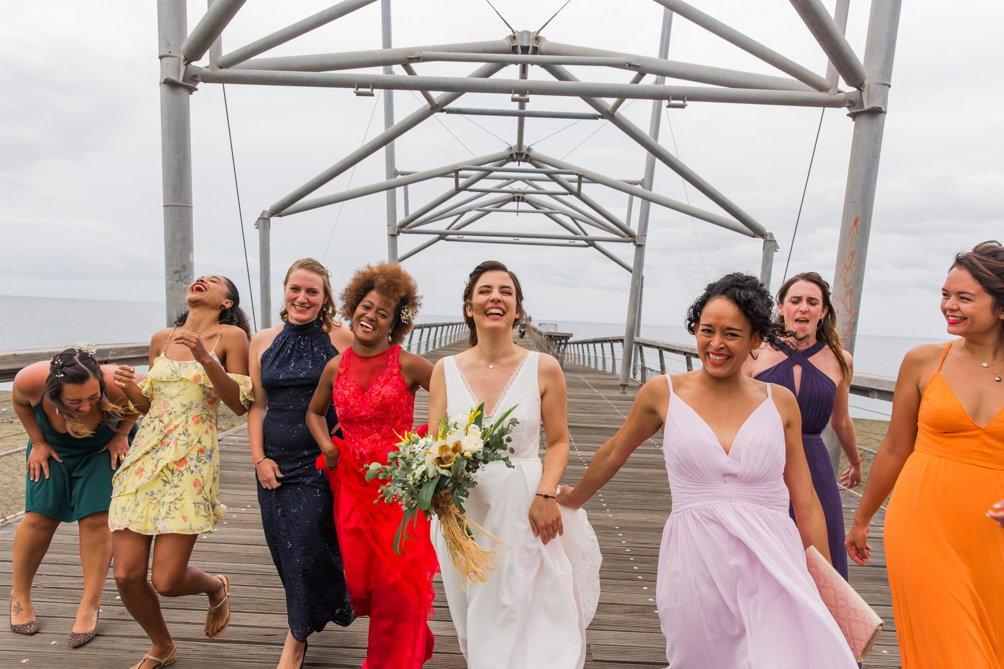 Photo de groupe fun lors d'un mariage écoresponsable sur le débarcadère de Saint Paul de la Réunion