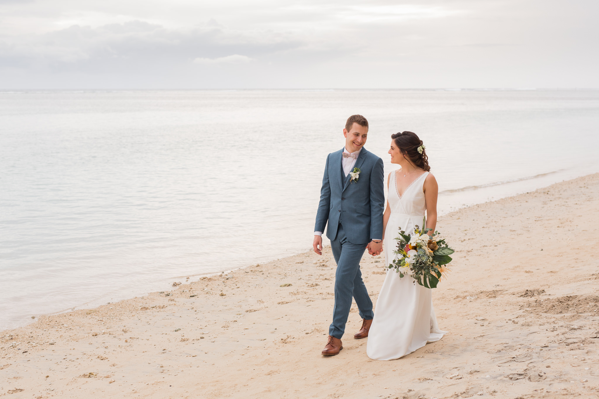 Photo de couple lors d'un mariage écoresponsable et tropical sur la plage Lux de Saint-Gilles de la Réunion