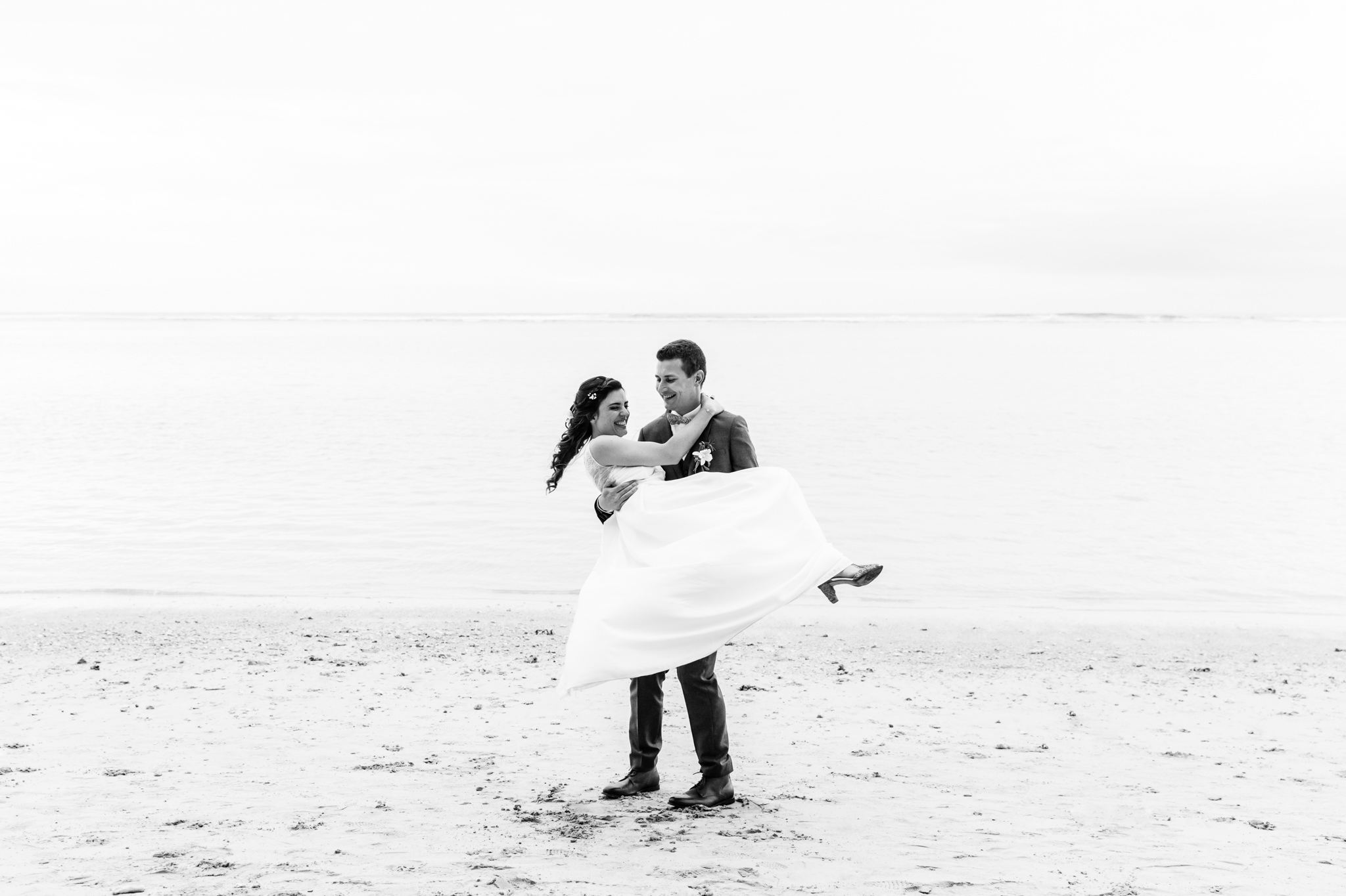 Photo de couple lors d'un mariage écoresponsable sur la plage Lux de Saint-Gilles de la Réunion