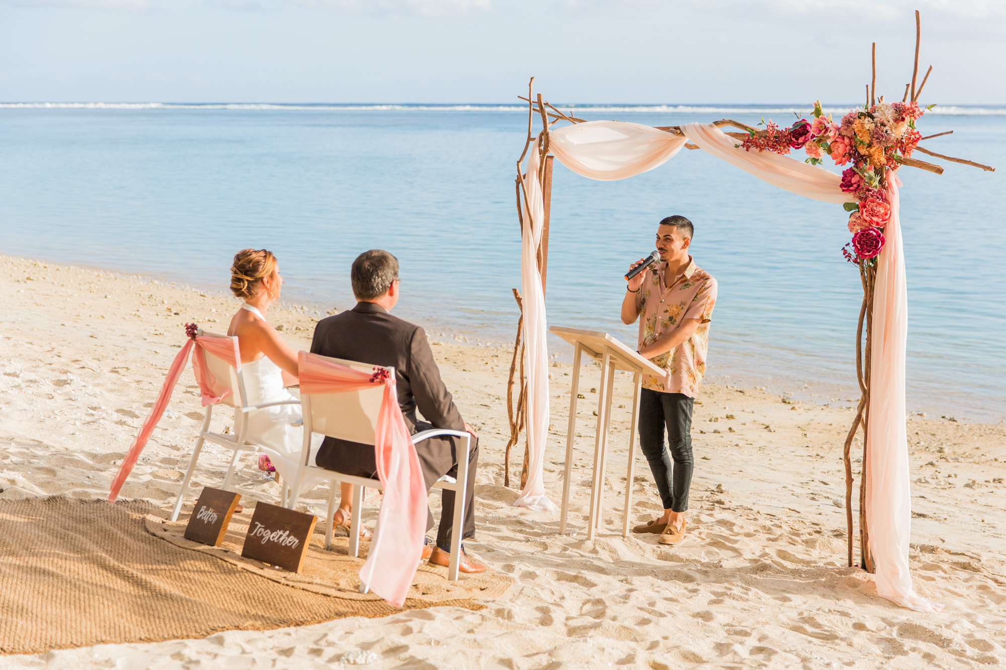 Cérémonie laïque sur une plage de la Réunion pour le renouvellement de voeux de 30 ans de mariage
