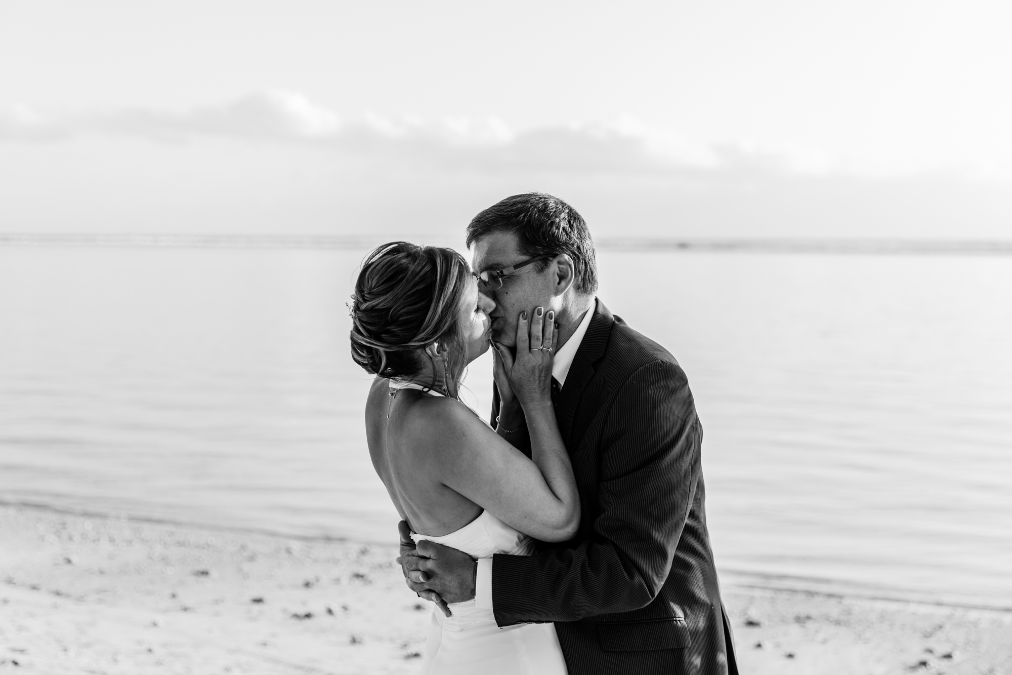 Un couple qui s'embrasse lors de leur renouvellement de voeux de mariage